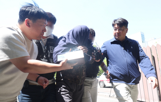 태국 파타야에서 한국인을 살해·유기하고 도주한 혐의를 받은 3인조 중 국내에서 체포된 A씨가 15일 경남 창원시 성산구 창원지법에 구속 전 피의자 심문(영장실질심사)을 받기 위해 출석하고 있다.  [연합뉴스]